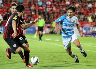 Pattaya United’s Keisuke Ogawa, right, attacks the Muang Thong defence during their Thai Premier League fixture at the Yamaha Stadium in Bangkok, Sunday, August 12. (Photo/Pattaya United)